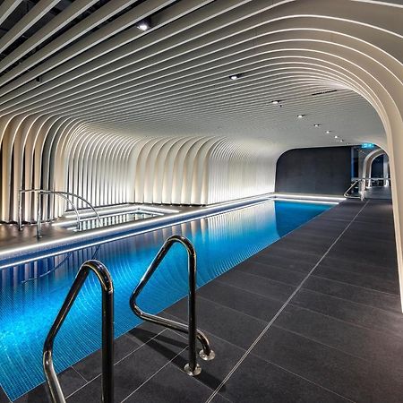 Skye Suites ซิดนีย์ ภายนอก รูปภาพ The pool at The Standard London
