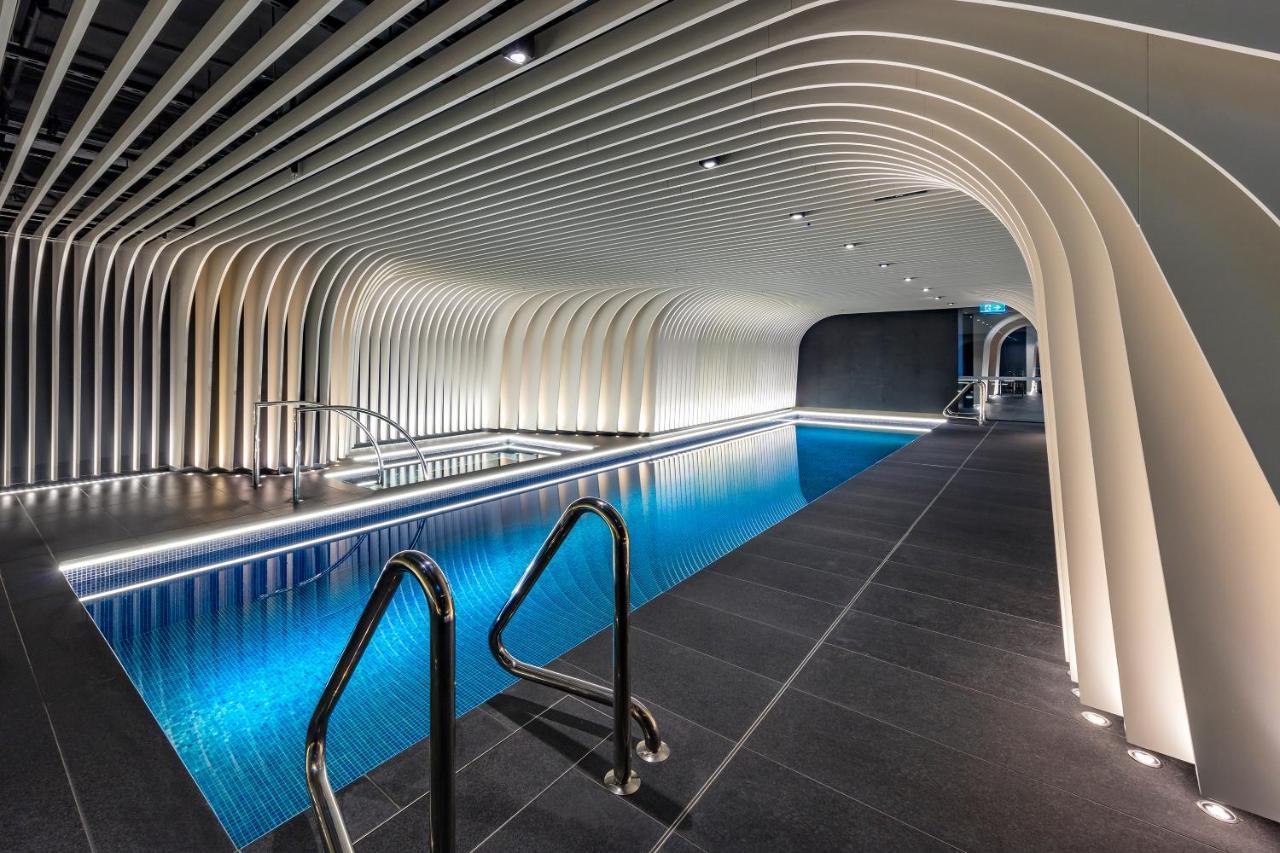 Skye Suites ซิดนีย์ ภายนอก รูปภาพ The pool at The Standard London