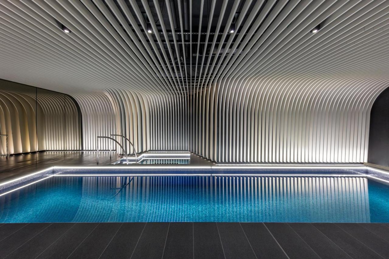 Skye Suites ซิดนีย์ ภายนอก รูปภาพ The pool at The Standard London